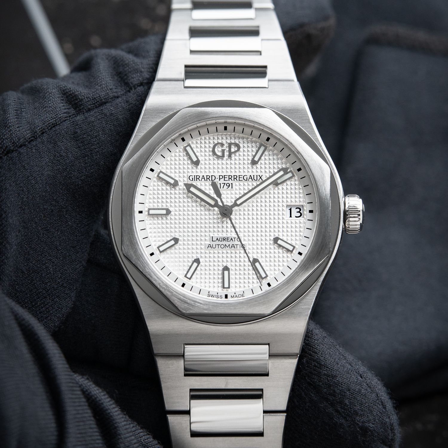Girard Perregaux Laureato Automatic Steel Silver White Dial 42mm 81010
