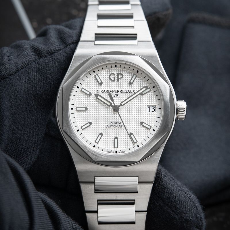 Girard Perregaux Laureato Automatic Steel Silver White Dial 42mm 81010