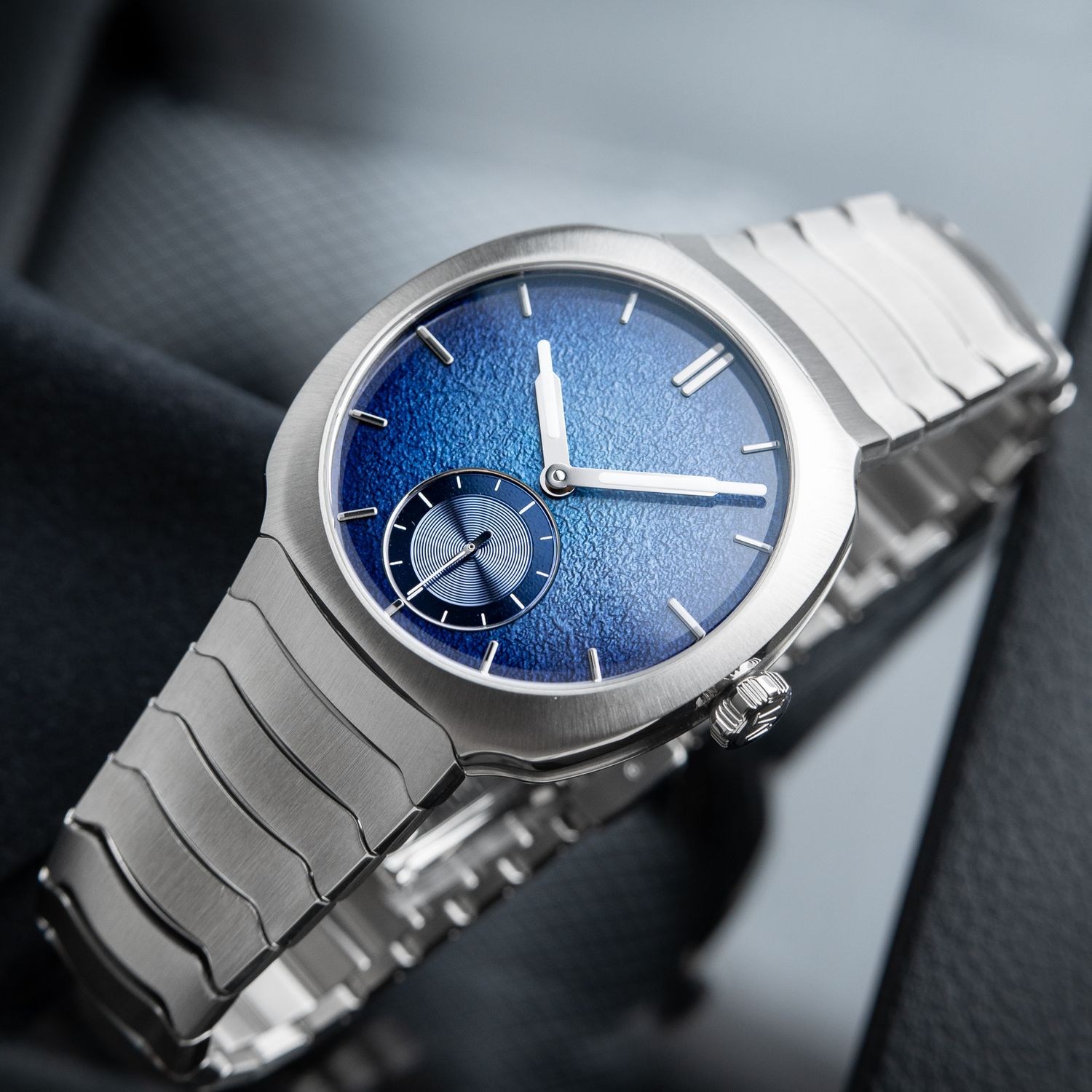 H. Moser & Cie. Streamliner UNWORN 3/2024 Blue Enamel Dial Small Seconds Steel Bracelet Automatic 39