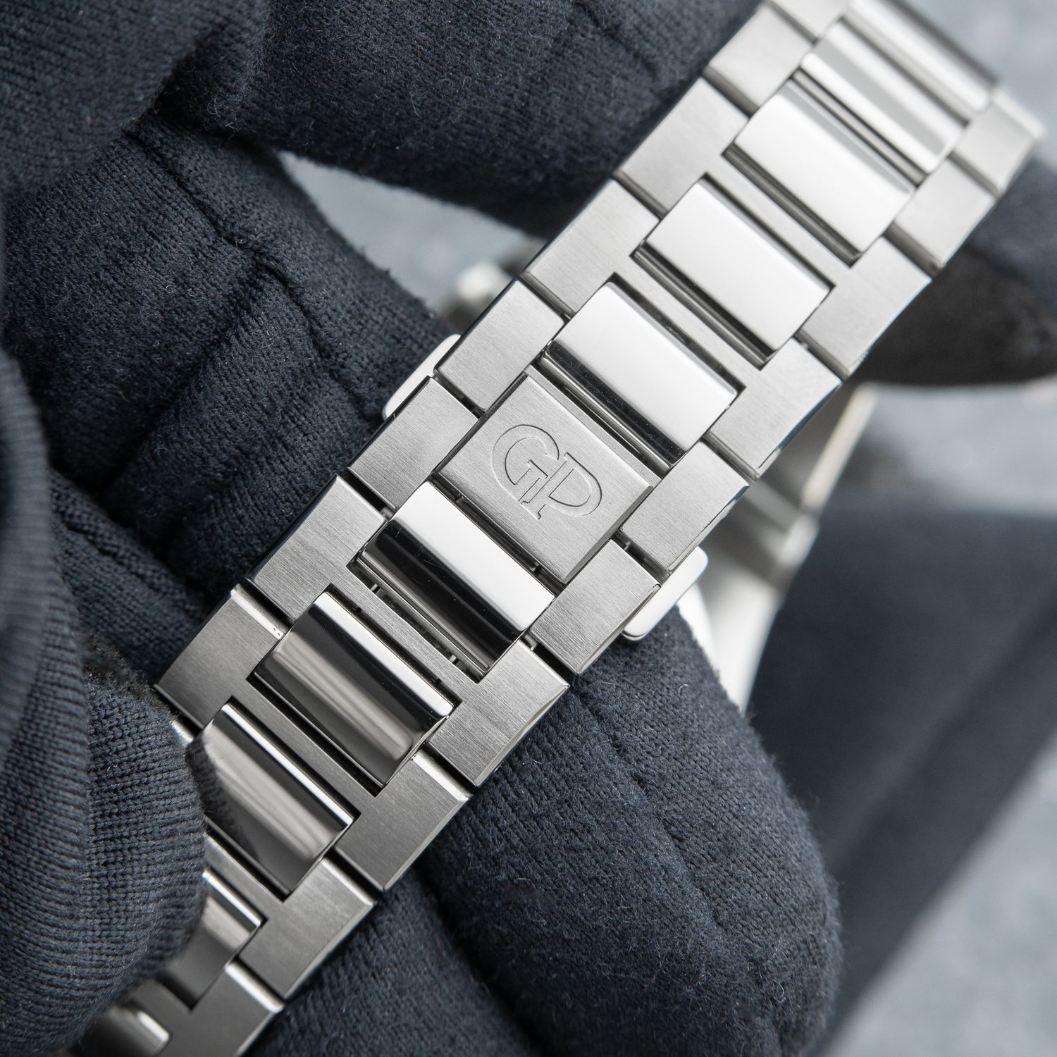 Girard Perregaux Laureato Limited Edition Purple Middle Eastern