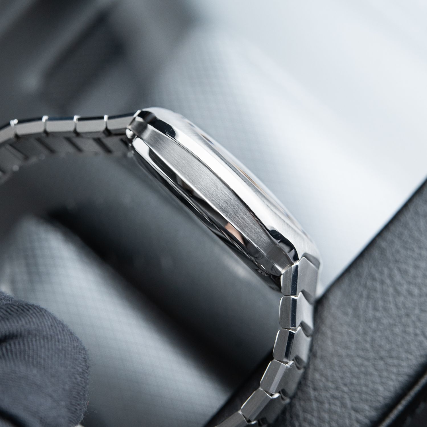 H.Moser & Cie. Streamliner Centre Seconds 10/2024 Purple Haze