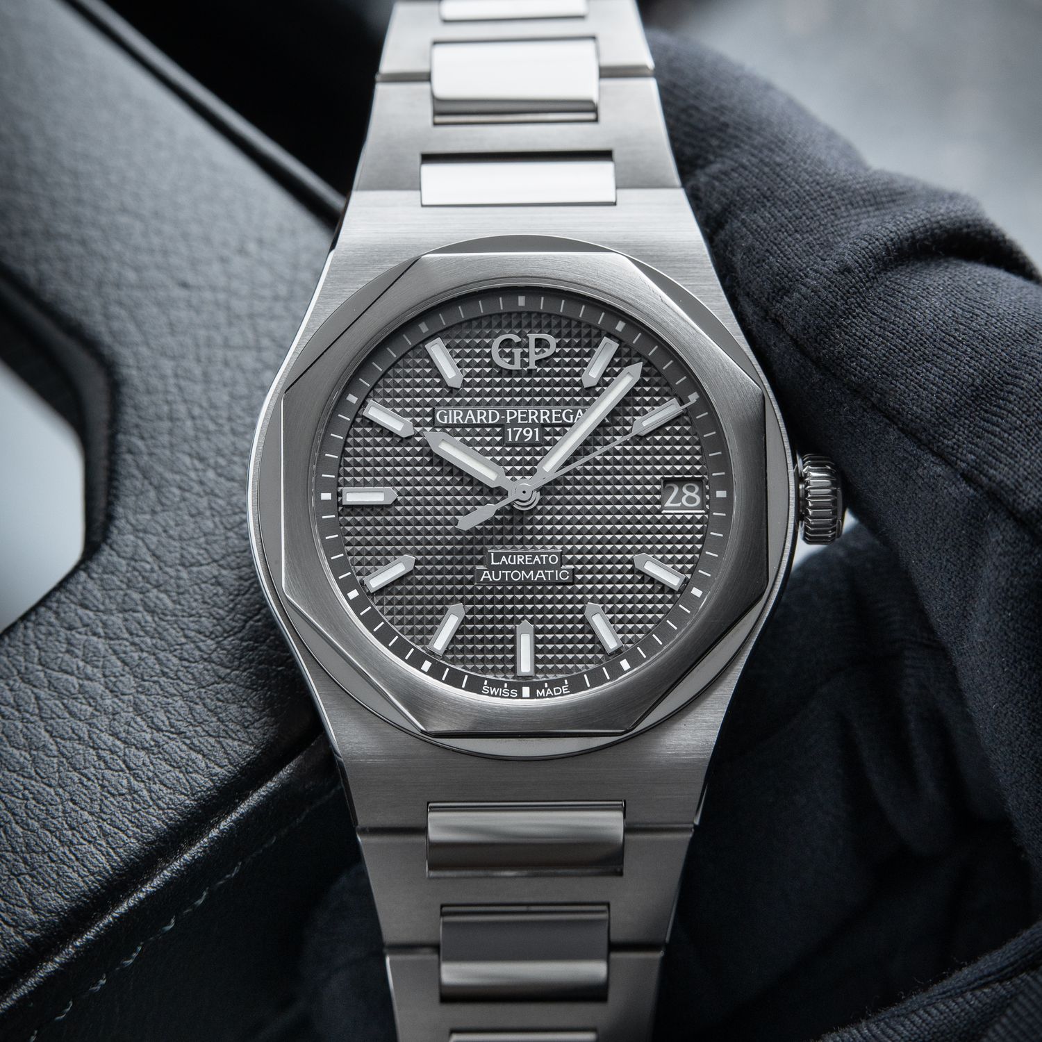 Girard Perregaux Laureato RARE Gray Dial Steel Bracelet 81010 Automatic 42