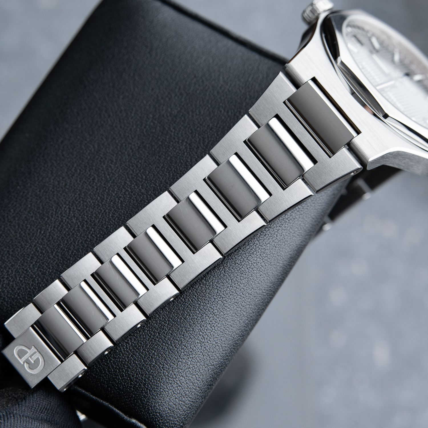 Girard Perregaux Laureato RARE Gray Dial Steel Bracelet 81010 Automatic 42