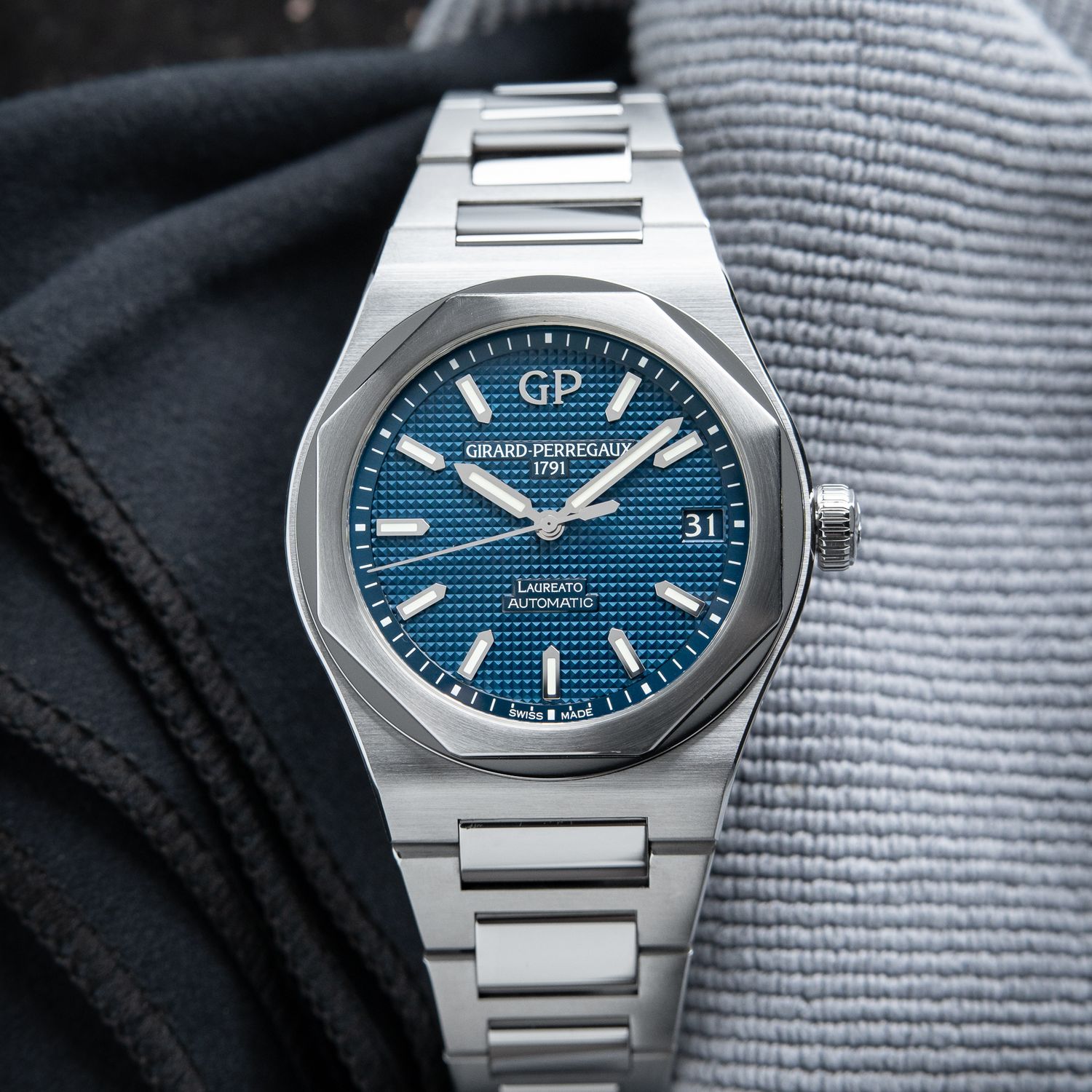 Girard Perregaux Laureato Automatic Steel Bracelet Blue Dial 42mm 81010