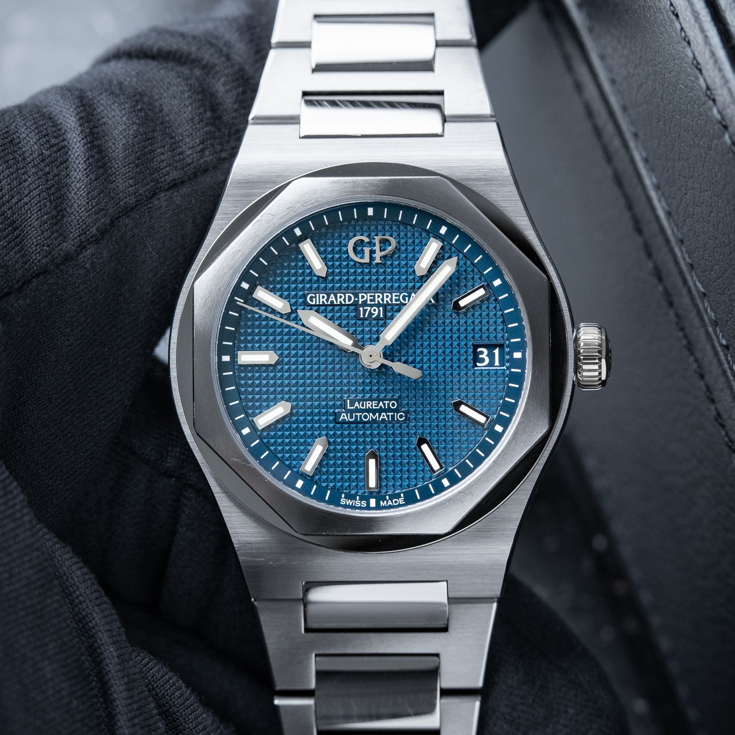 Girard Perregaux Laureato 2024 Automatic Steel Bracelet Blue Dial 42 81010