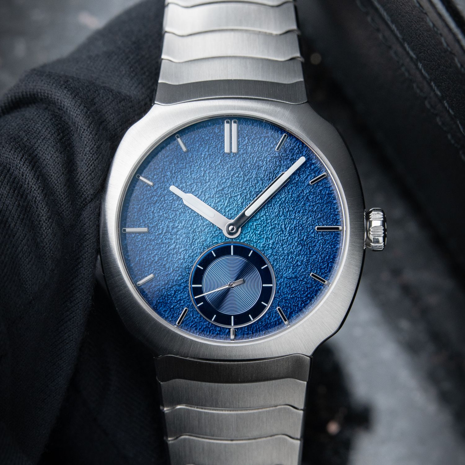 H.Moser & Cie. Streamliner UNWORN 5/2024 Small Seconds Blue Enamel Steel