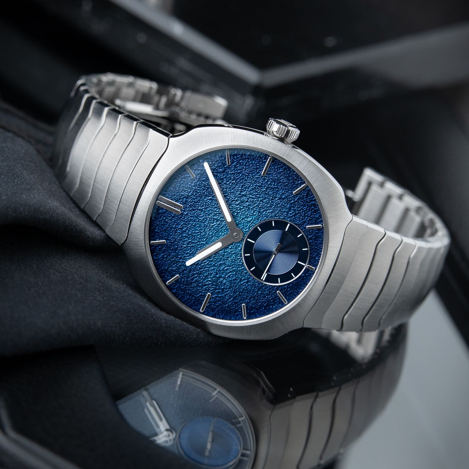 H.Moser & Cie. Streamliner UNWORN 5/2024 Small Seconds Blue Enamel Steel