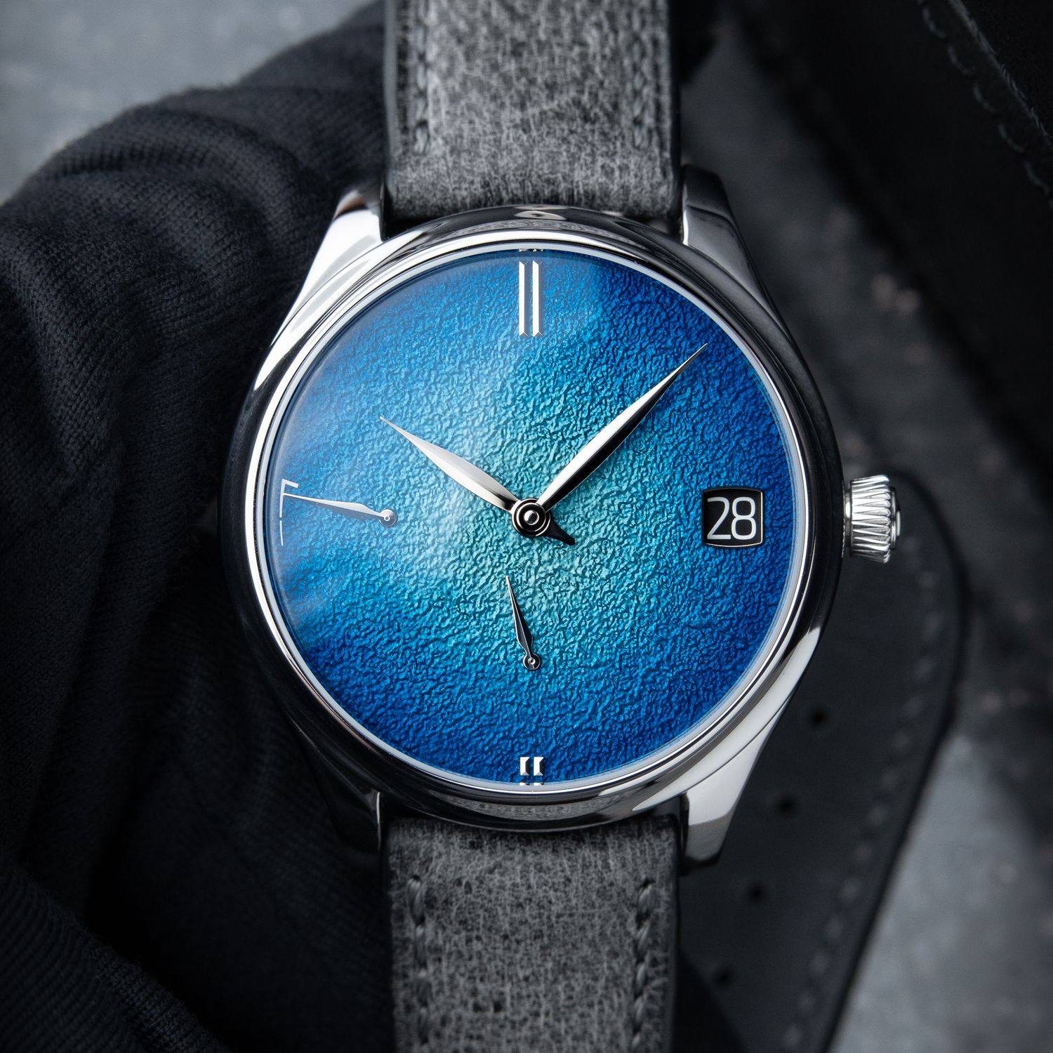 H.Moser & Cie. Endeavour UNWORN 4/2025 Perpetual Calendar Tantalum Blue 42