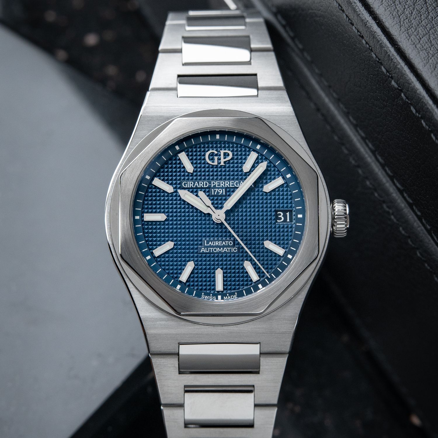 Girard Perregaux Laureato Automatic Steel Bracelet Blue Dial 42mm 81010