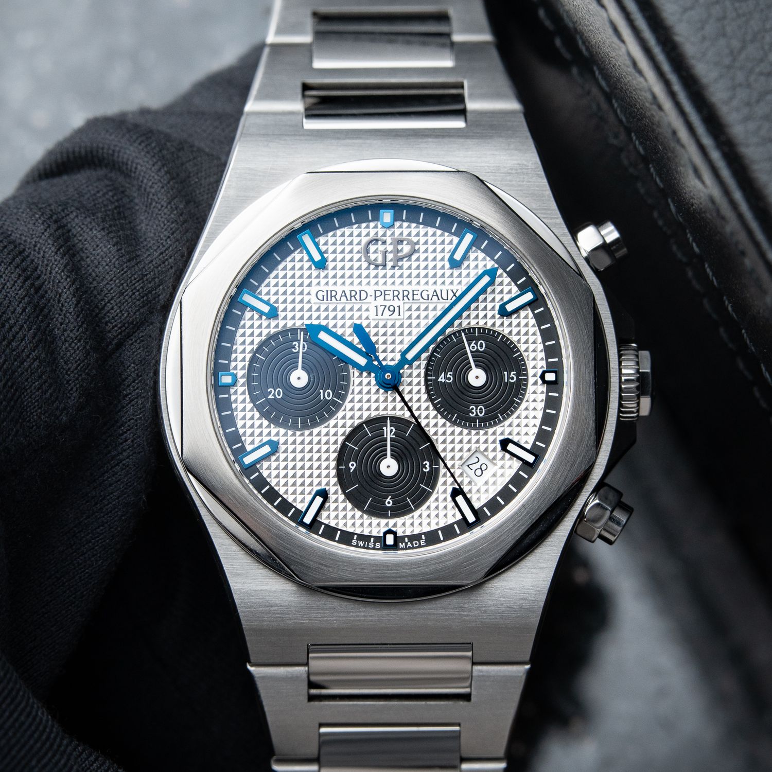 Girard Perregaux Laureato 81020 Panda Chronograph White Steel Bracelet 42