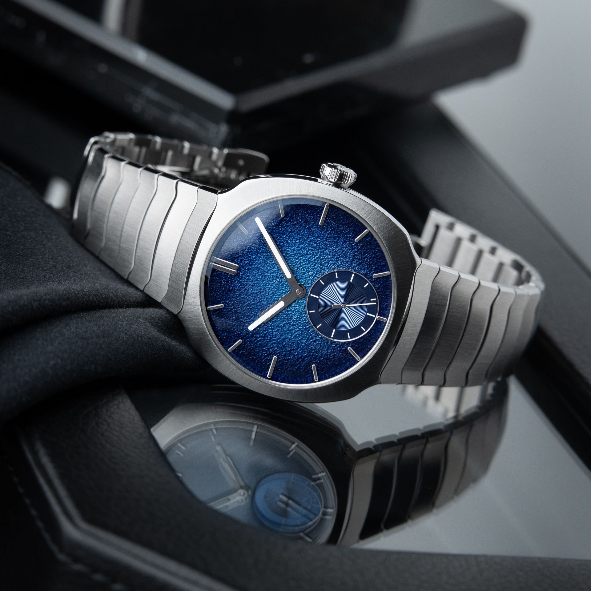 H.Moser & Cie. Streamliner UNWORN 7/2025 Small Seconds Blue Enamel Steel