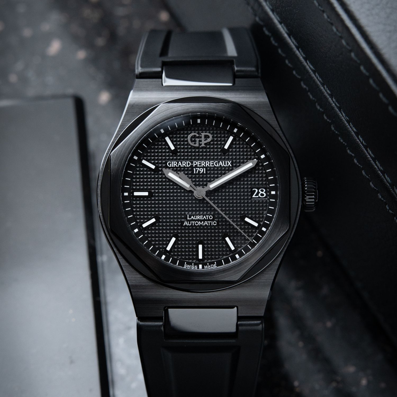 Girard Perregaux Laureato CLEAN Ceramic Black Dial Rubber Automatic 81010 Girard Perregaux Laureato CLEAN Ceramic Black Dial Rubber Automatic 81010