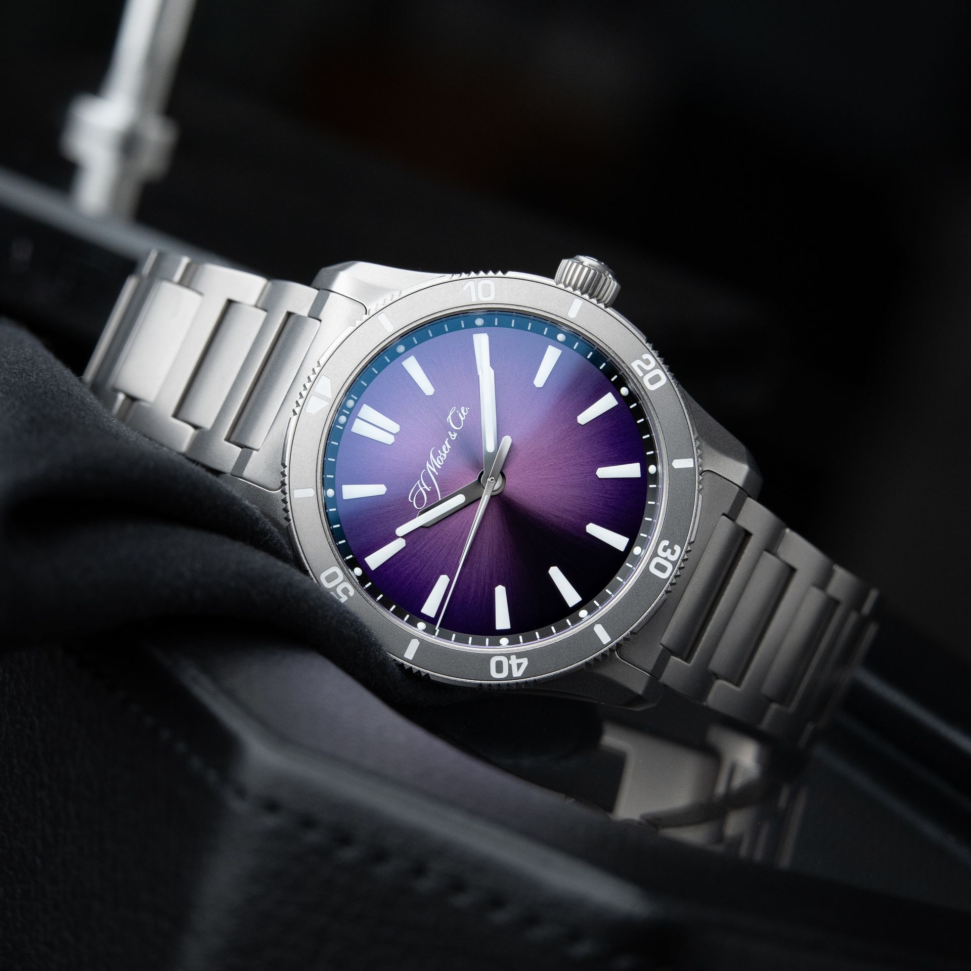 H.Moser & Cie. Pioneer Centre Seconds Rotating Bezel UNWORN 10/2025 Limited Purple Mist Titanium
