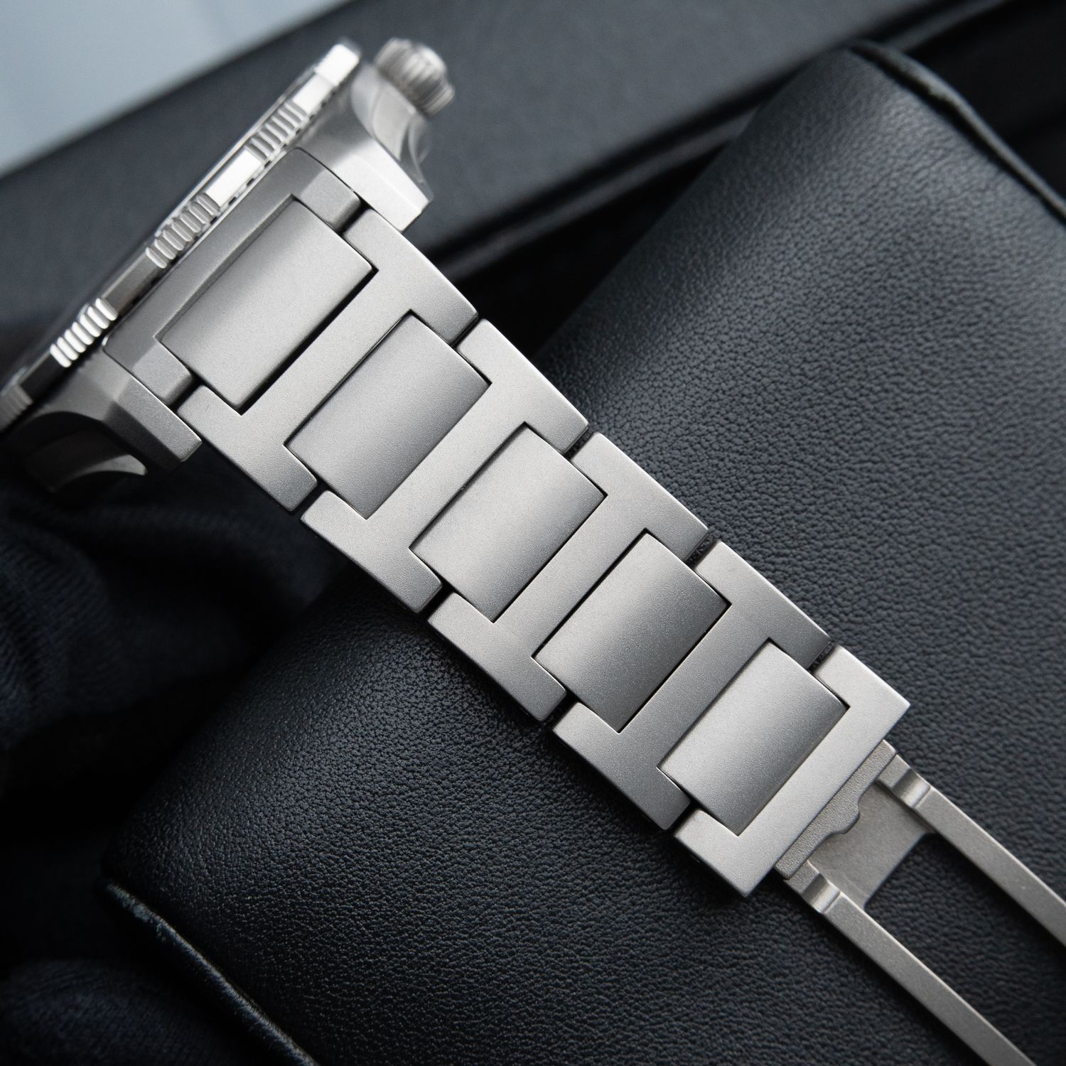 H.Moser & Cie. Pioneer Centre Seconds Rotating Bezel UNWORN 10