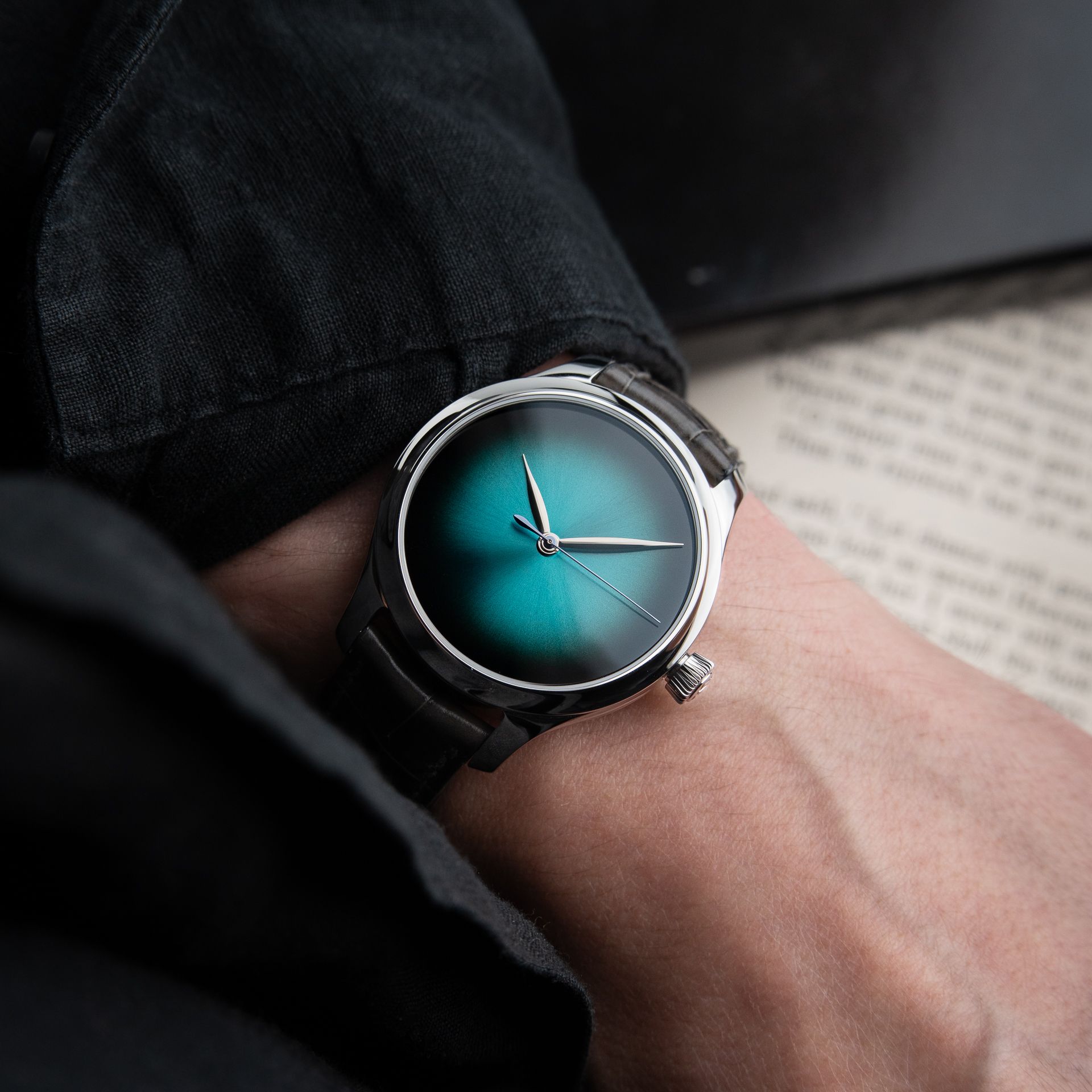 H.Moser & Cie. Endeavour Centre Seconds UNWORN 2026 Blue Lagoon Concept 38