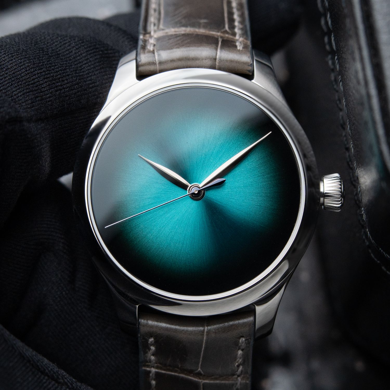 H.Moser & Cie. Endeavour Centre Seconds UNWORN 2026 Blue Lagoon Concept 38