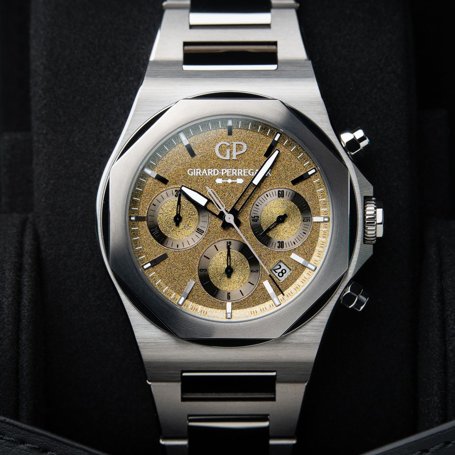 Girard Perregaux Laureato UNWORN Q2/2026 Chronograph Aston Martin Limited Edition Green