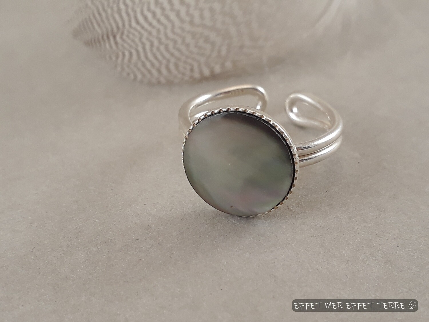 Bague ronde argent et nacre grise