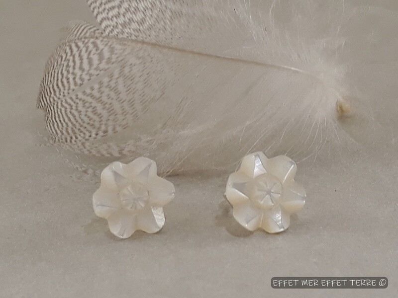 Boucle d&#39;oreille fleurs de nacre