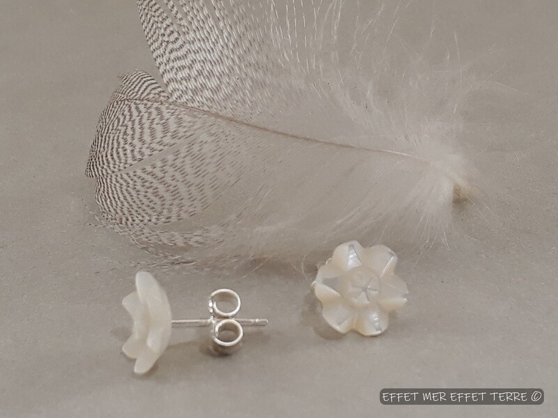 Boucle d'oreille fleurs de nacre