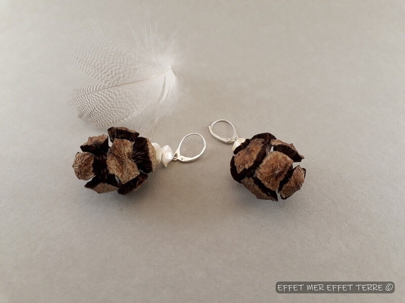 Boucles d&#39;oreille pin et perles de nacre