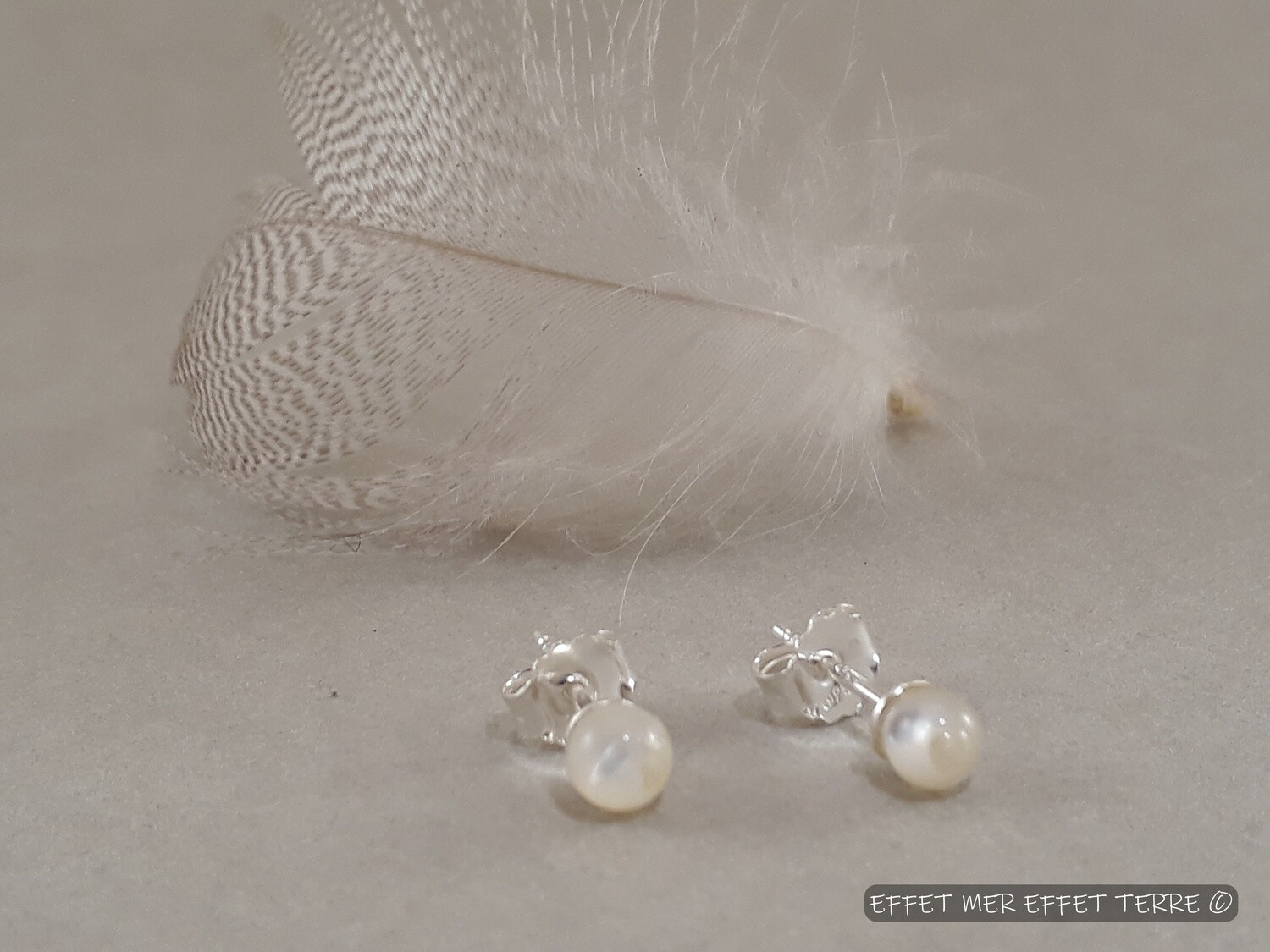 Boucles d'oreille perles de nacre blanche