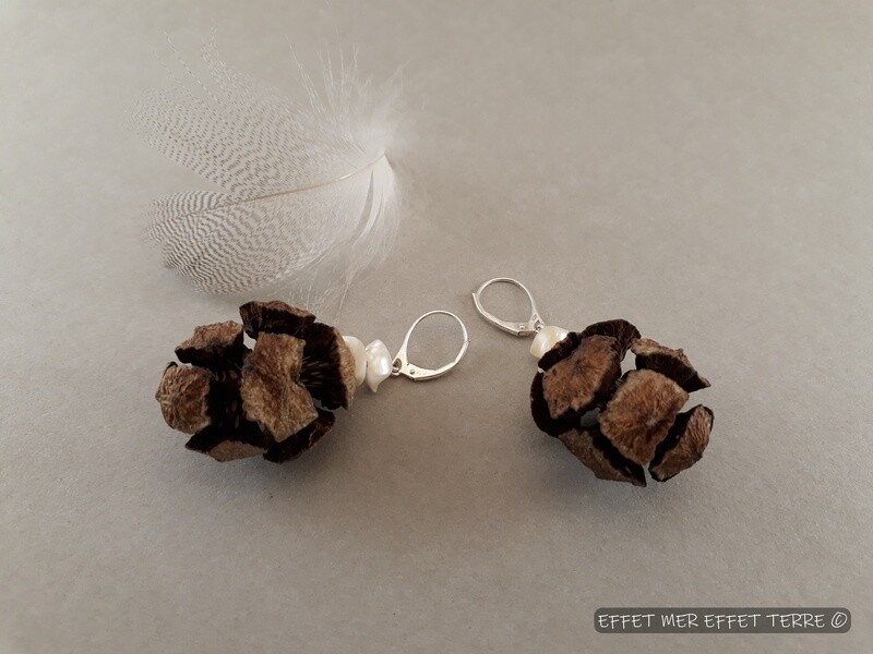 Boucles d'oreille pin et perles de nacre