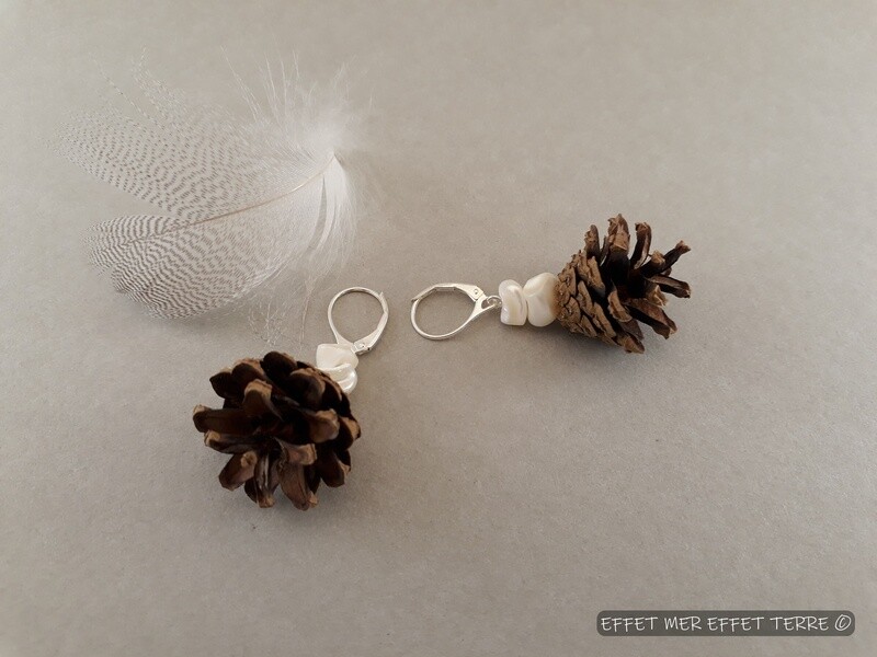 Boucles d'oreille pommes de pin et perles de nacre