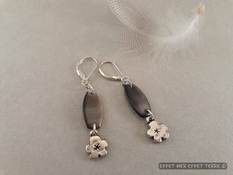 Boucles d&#39;oreille  nacre et fleurs argentées