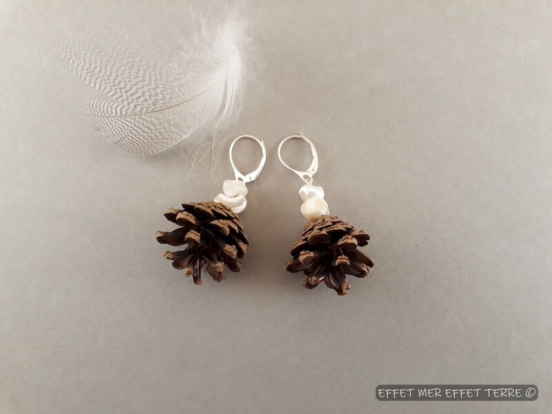 Boucles d&#39;oreille pommes de pin et perles de nacre