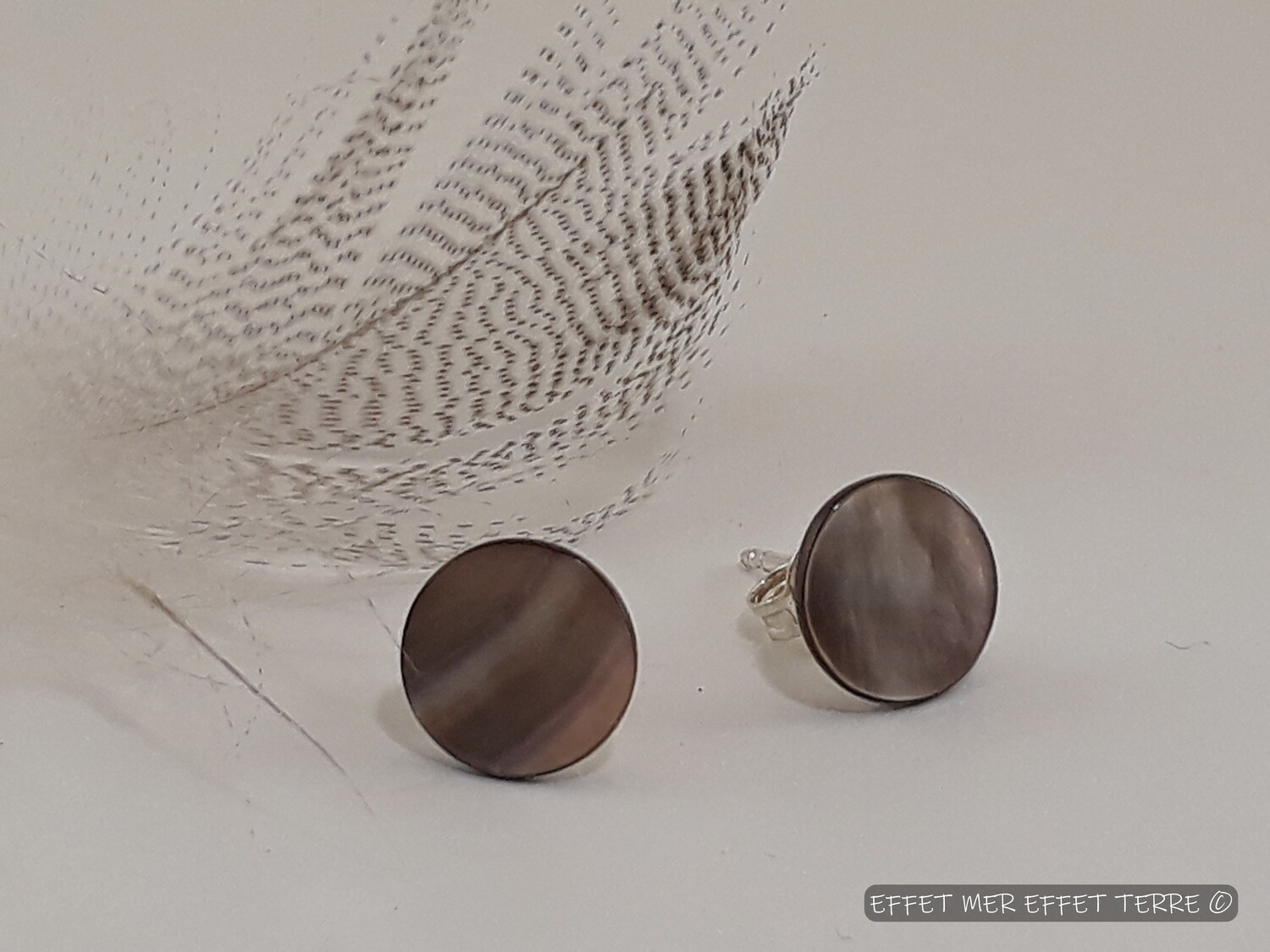 Boucles d&#39;oreille nacre grise
