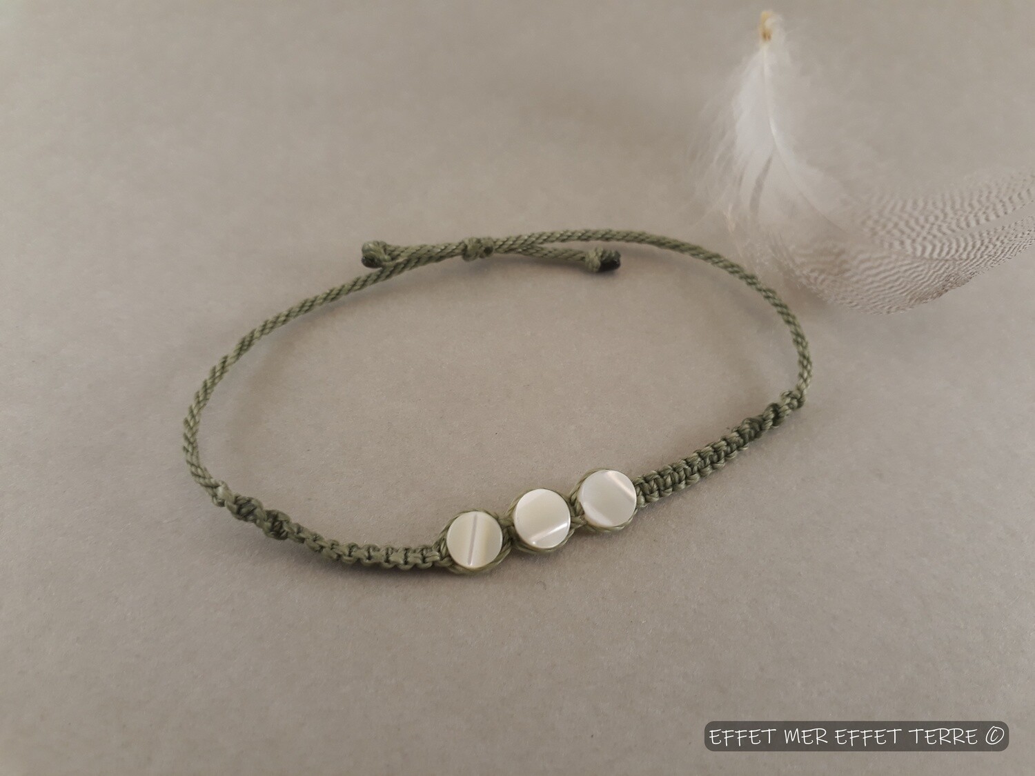 Bracelet macramé vert olive et 3 perles plates nacre