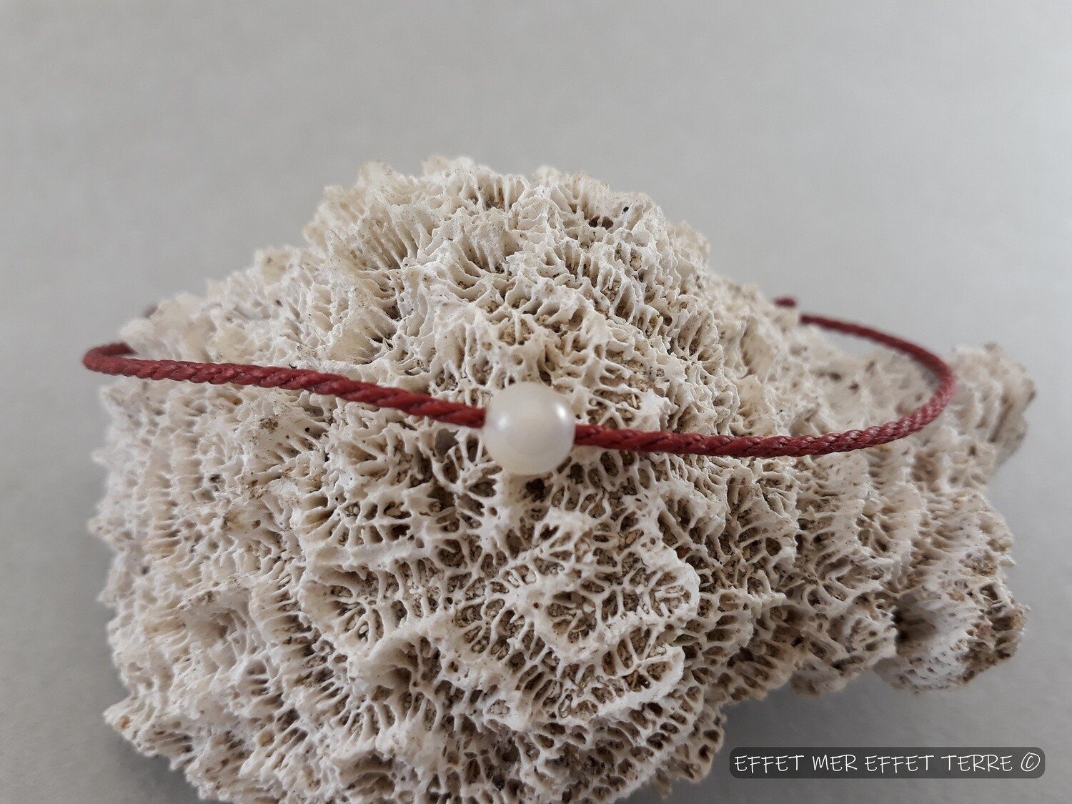 Bracelet macramé rouge et une perle nacre blanche