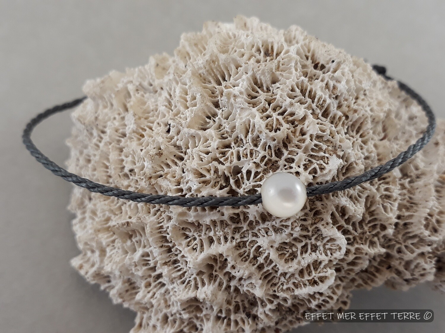 Bracelet macramé gris foncé et une perle nacre blanche