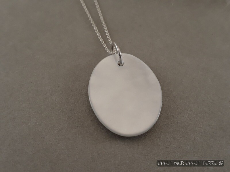 Pendentif oval nacre grise