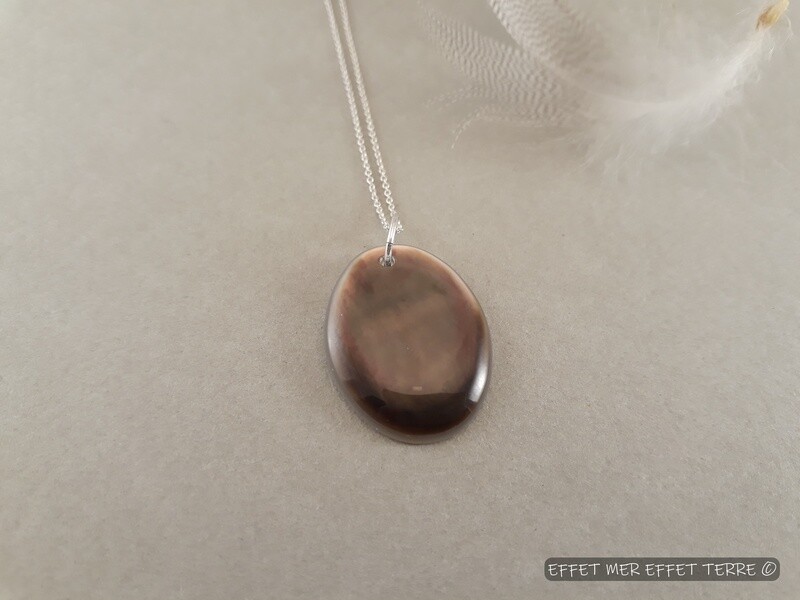 Pendentif oval nacre grise