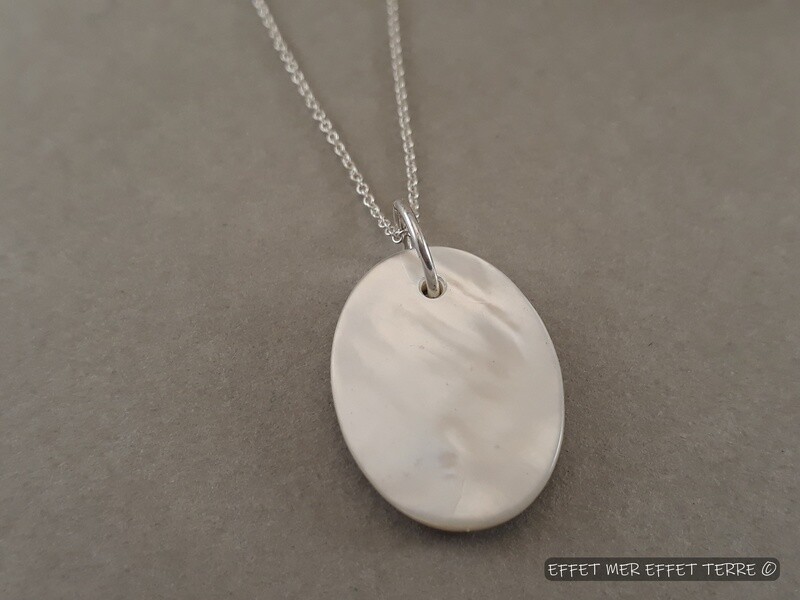 Pendentif ovale nacre grise petite taille