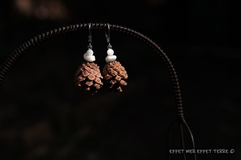 Pommes de pin et nacre