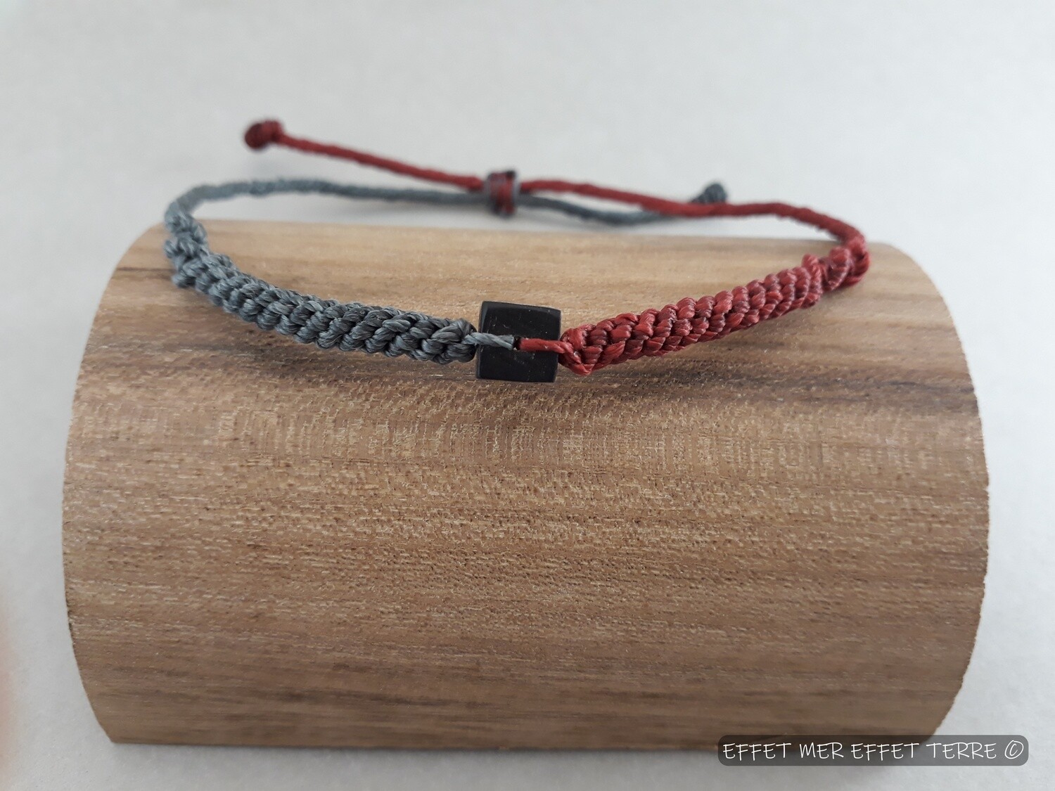 Bracelet macramé rouge, gris et bois d'ébène