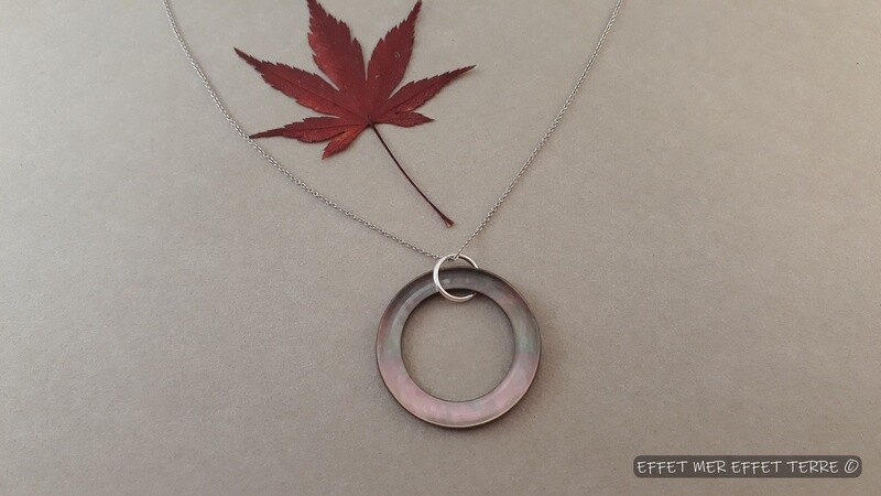 Pendentif anneau grand modèle nacre grise