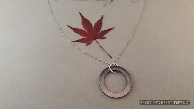 Pendentif anneau grand modèle nacre grise