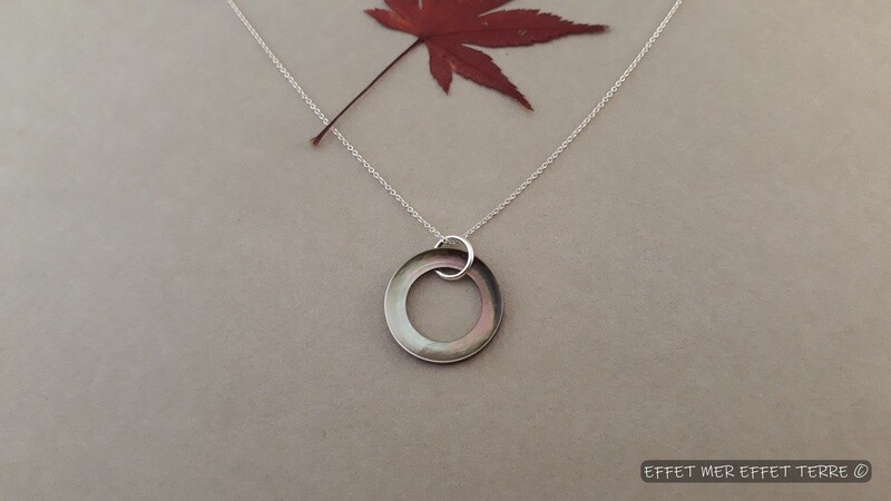 Pendentif anneau nacre grise petit modèle