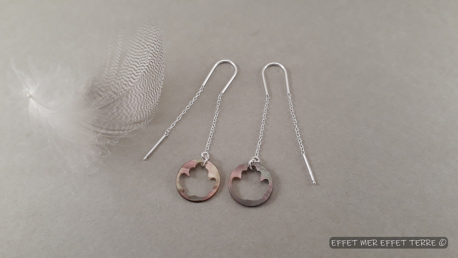 Boucle d&#39;oreilles chainette et feuille évidée nacre grise