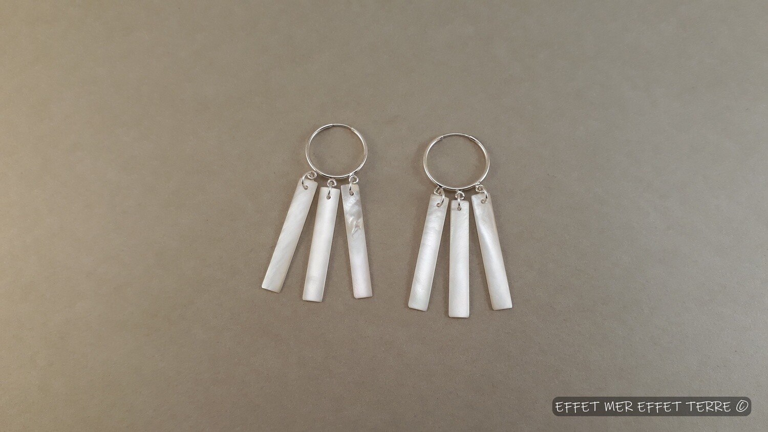 Nouveau modèle: Boucle d'oreille 3 nacres blanches