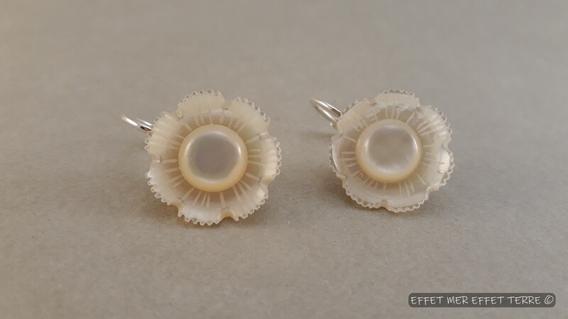Boucles d'oreilles fleur nacre blanche