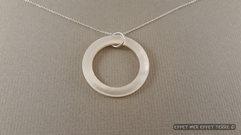 Pendentif anneau nacre blanche grand modèle