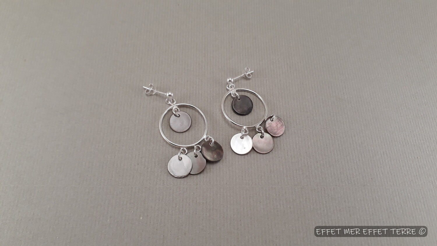 Boucles d&#39;oreille mini nacres grises