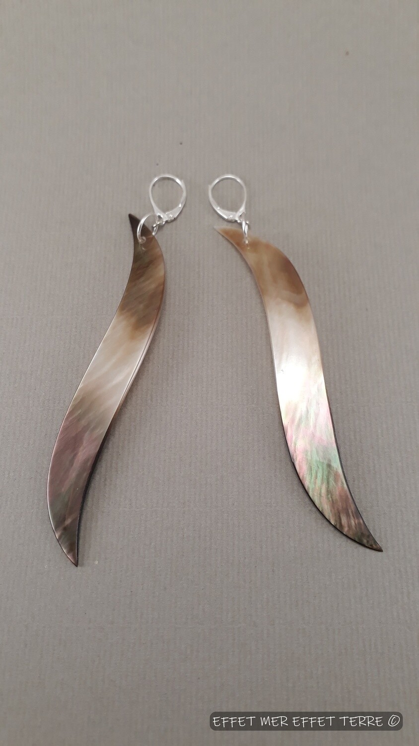 Boucles d&#39;oreille larmes de nacre grise