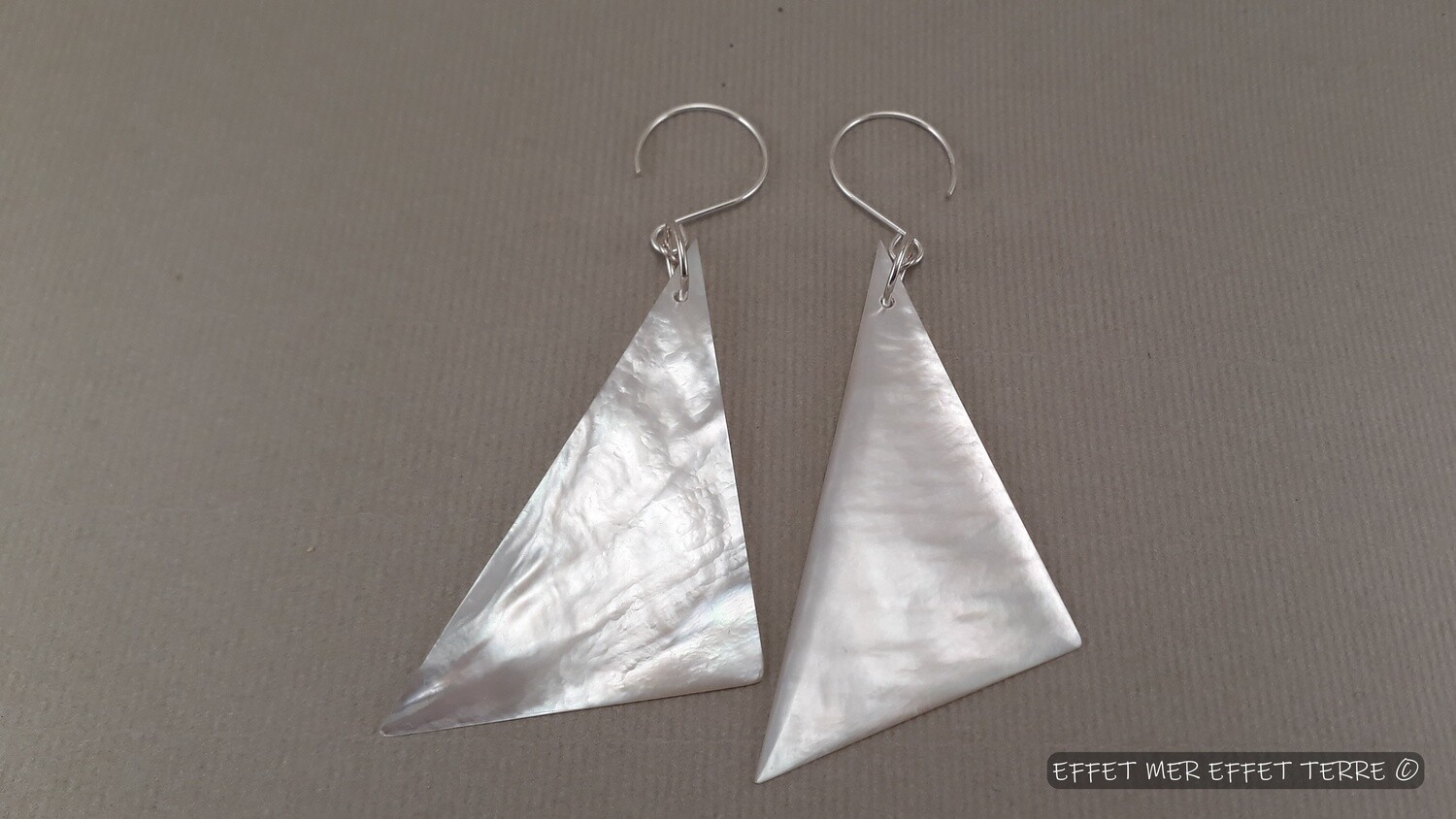 Boucles d&#39;oreille triangle Nacre Blanche