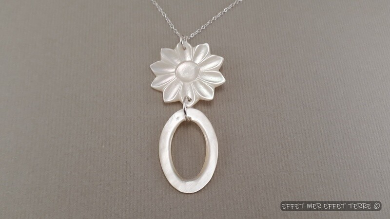 Pendentif fleur nacre blanche